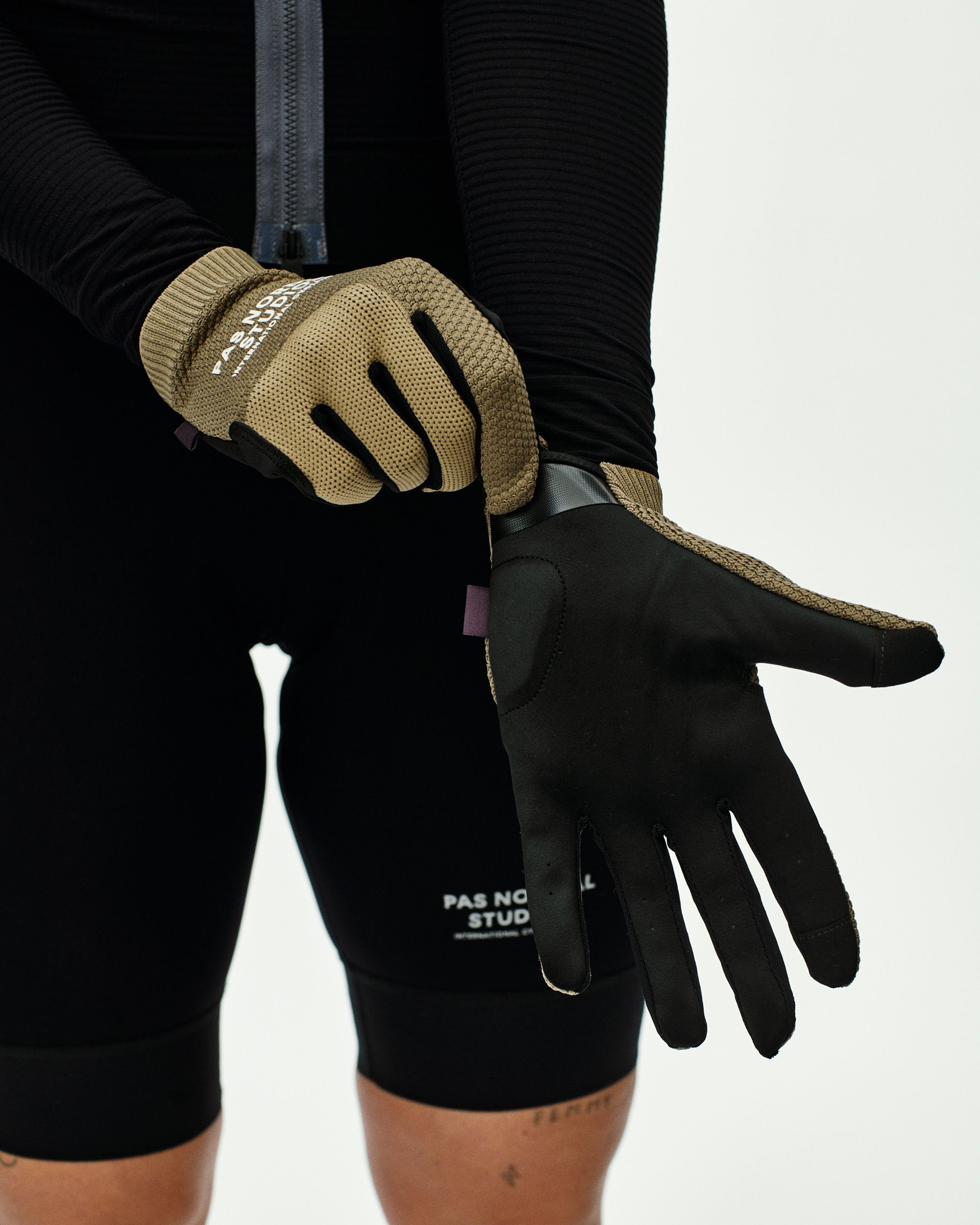 アクセサリー pas normal studios transition gloves Pas Normal Studios Logo Transition Gloves - Black – The Bicycle