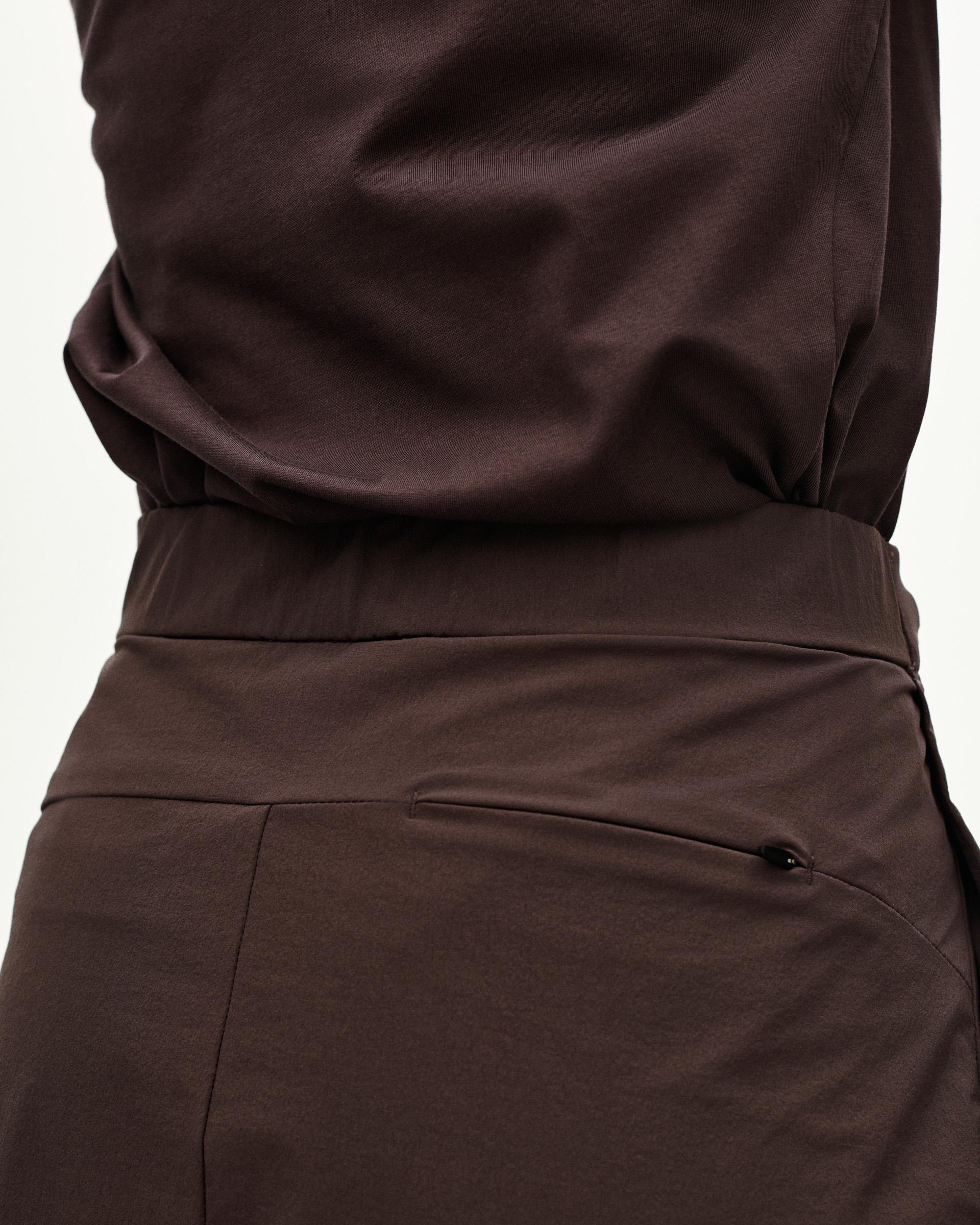 Purple Off-Race Tech skirt, side view on model with zip pocket detail
