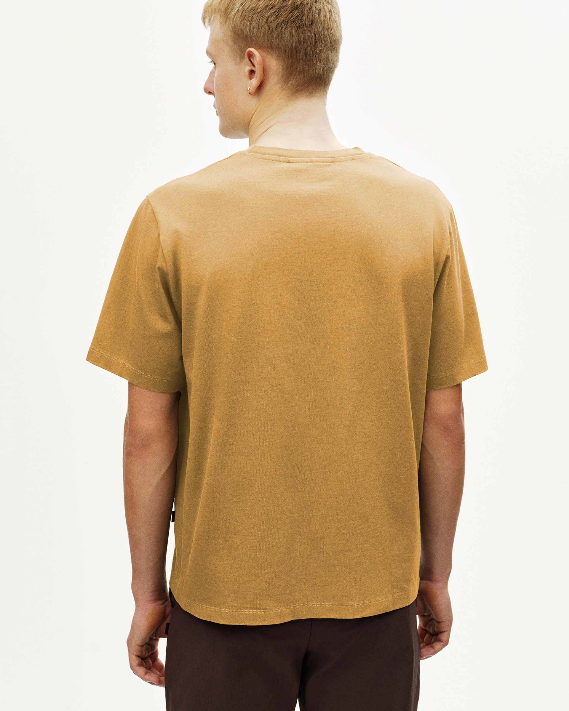 Sandstone brown Off-Race T-shirt on model, rear view with curved hem