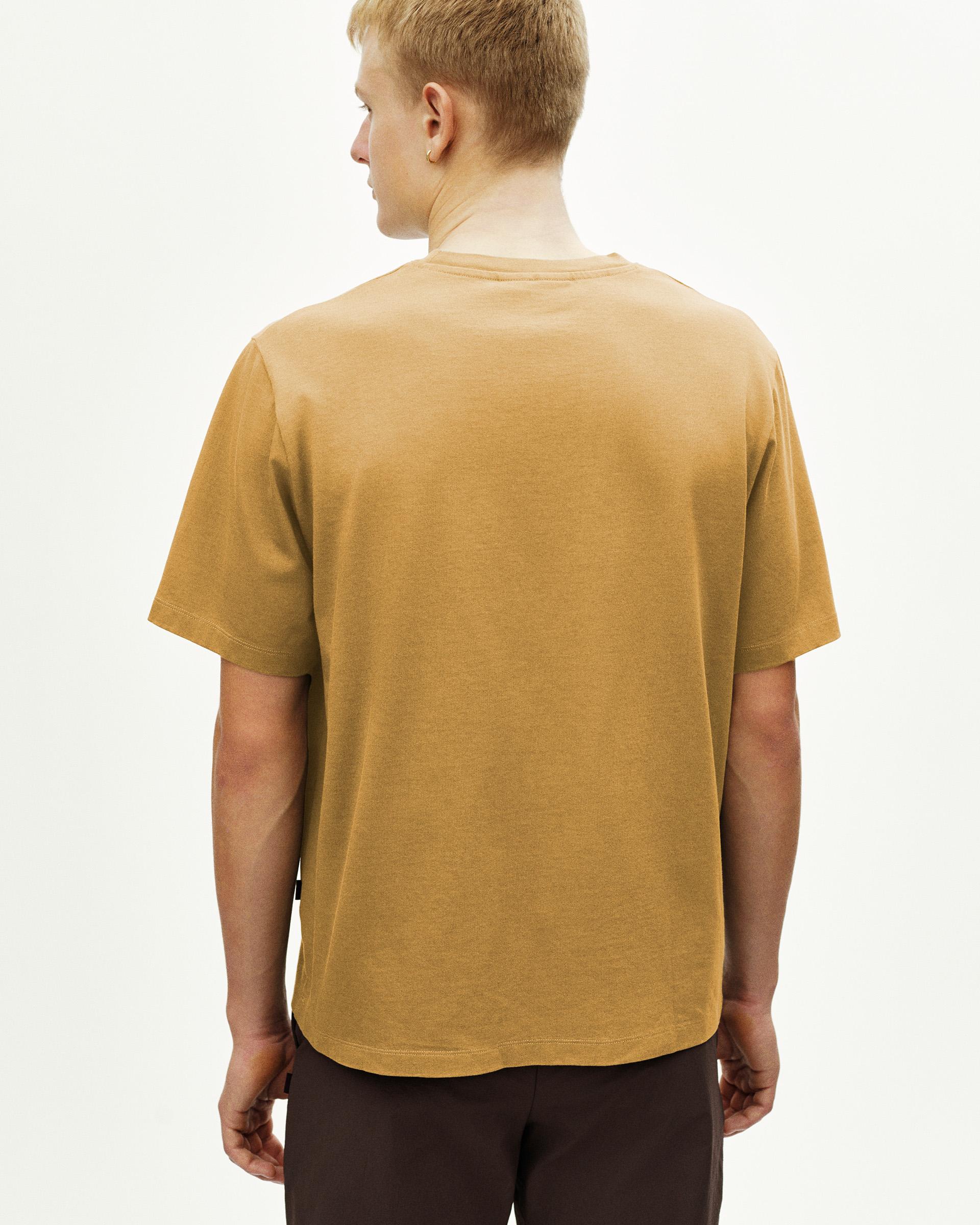 Sandstone brown Off-Race T-shirt on model, rear view with curved hem