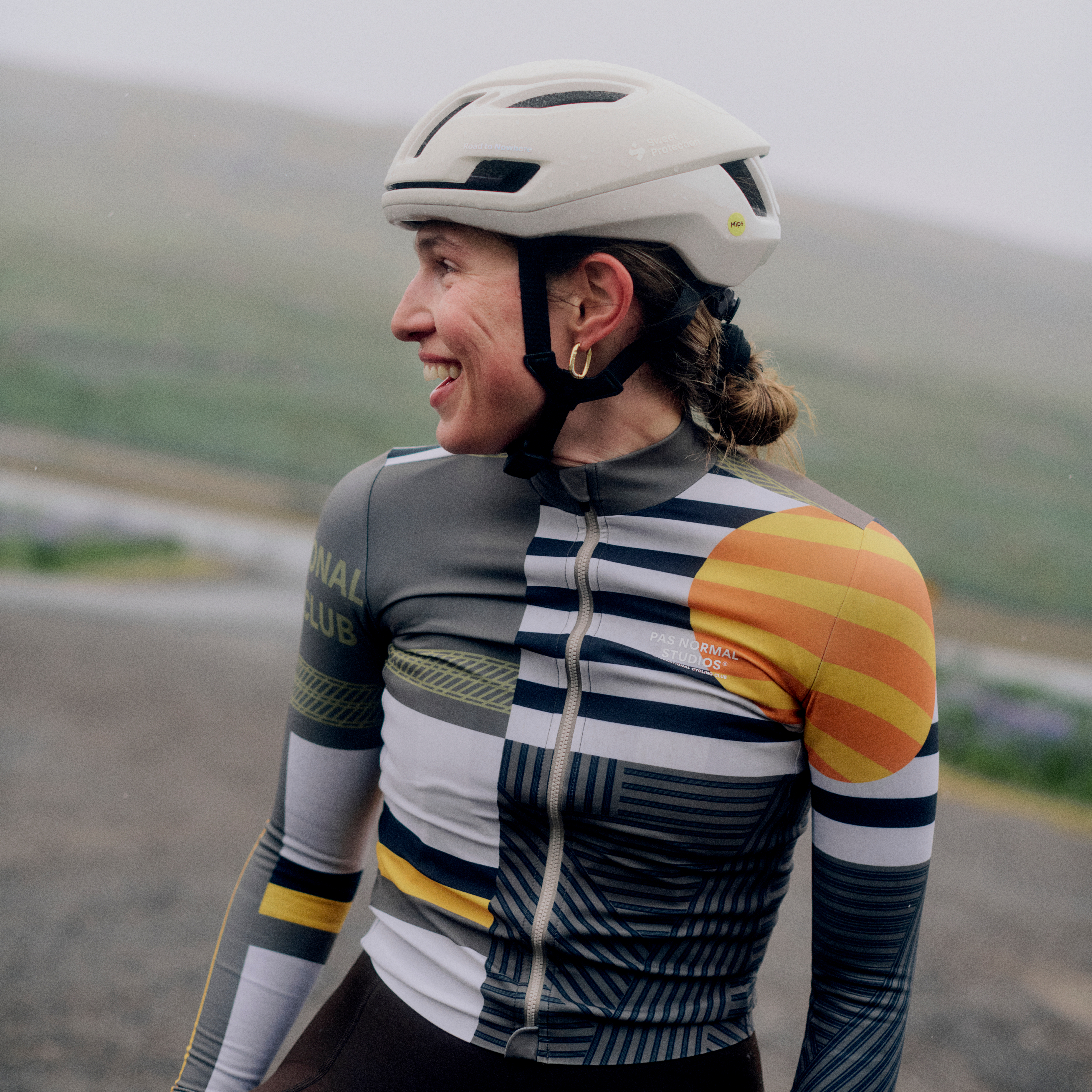 Multi-tone Mechanism women's thermal long sleeve cycling jersey, three-quarter front view with graphic stripe and circle