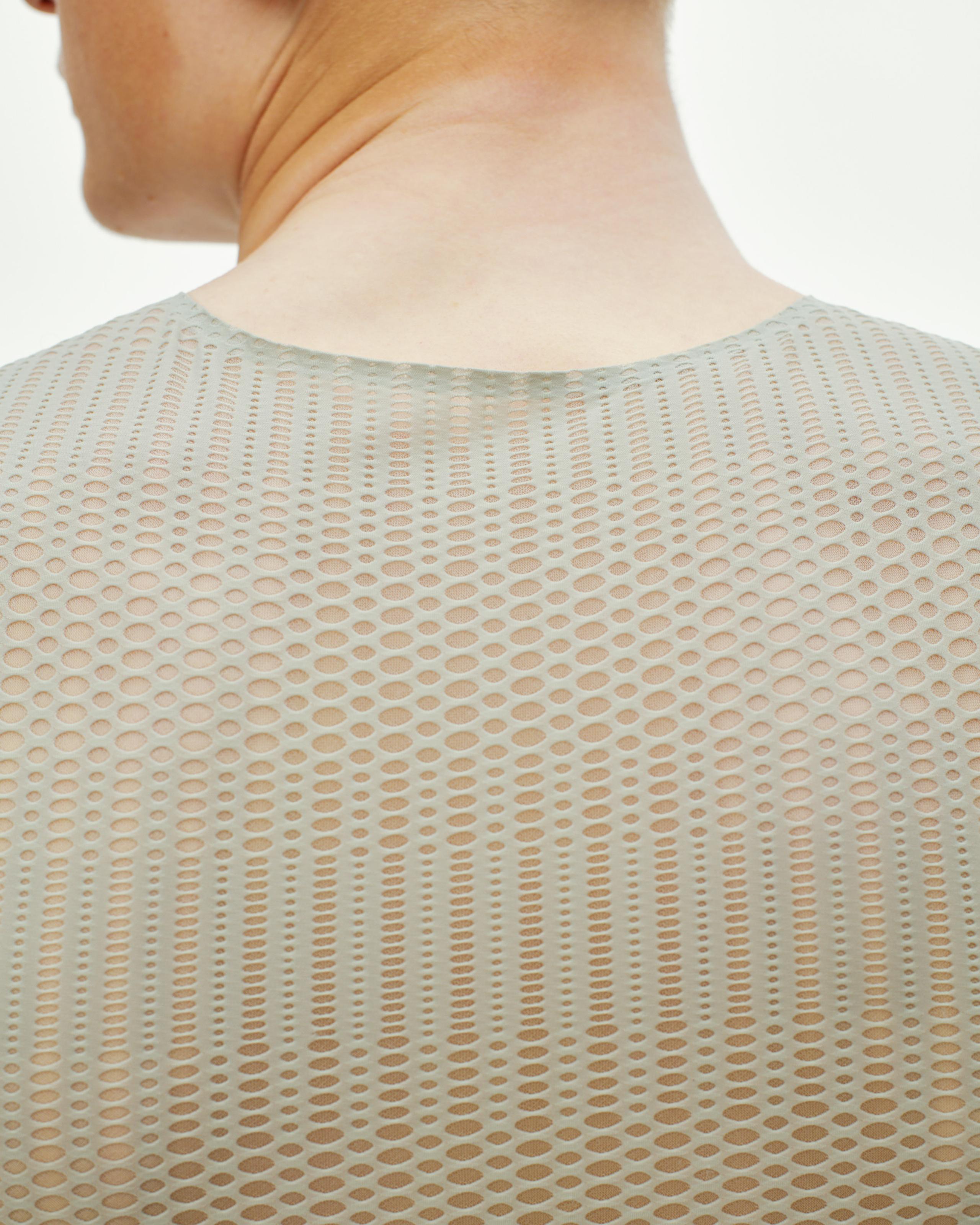 Light Grey PAS Mechanism Pro sleeveless baselayer, rear detail view with hexagonal mesh pattern