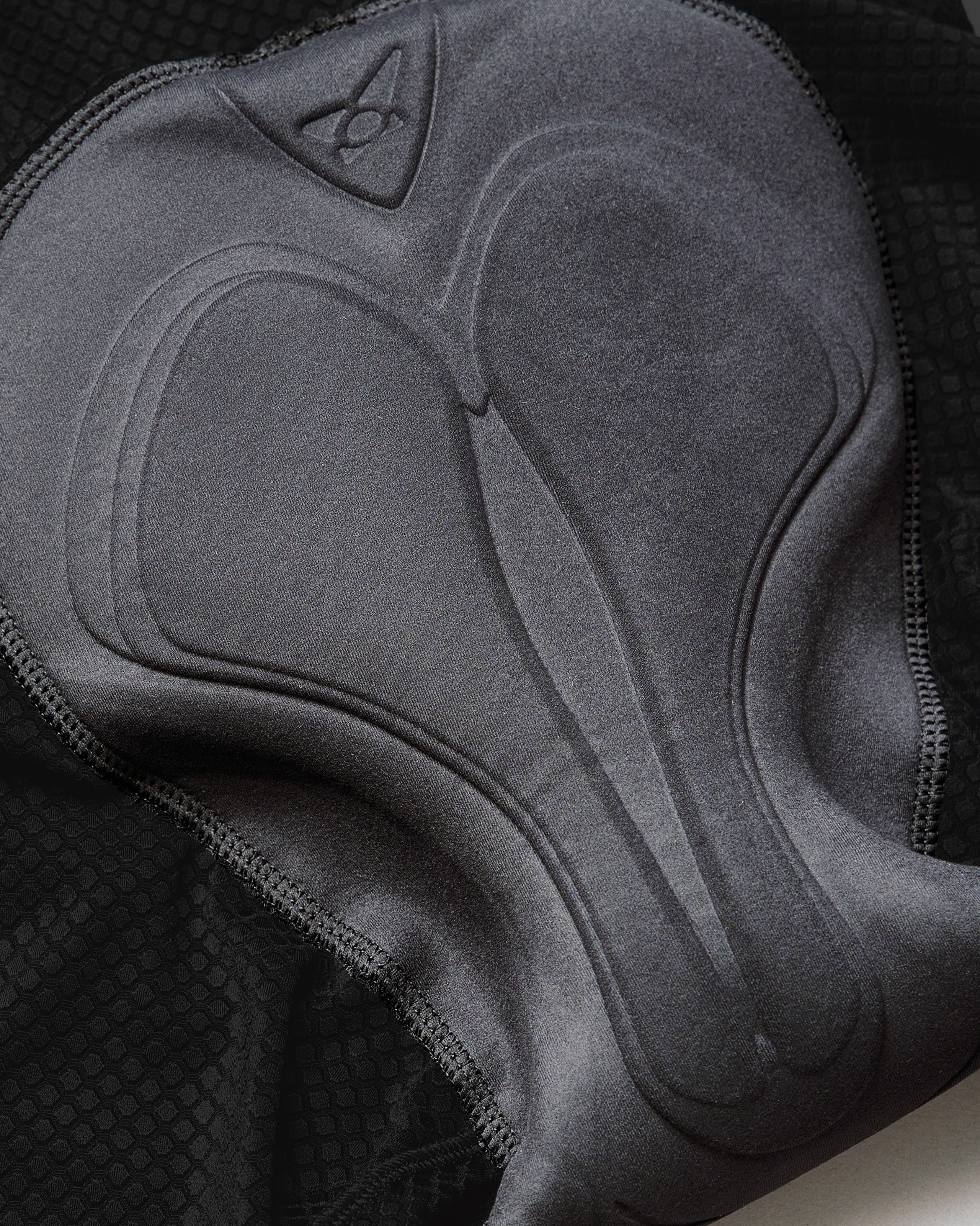 Four-layer chamois pad with antimicrobial membranes for comfort and moisture management
