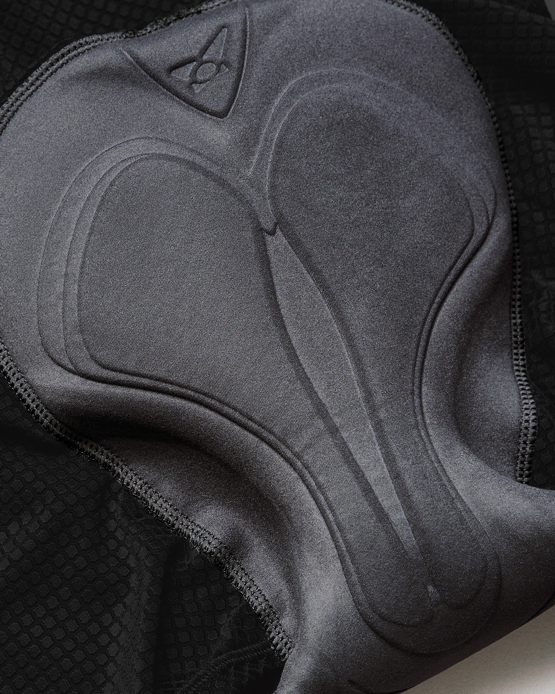 Four-layer chamois pad with antimicrobial membranes for comfort and moisture management