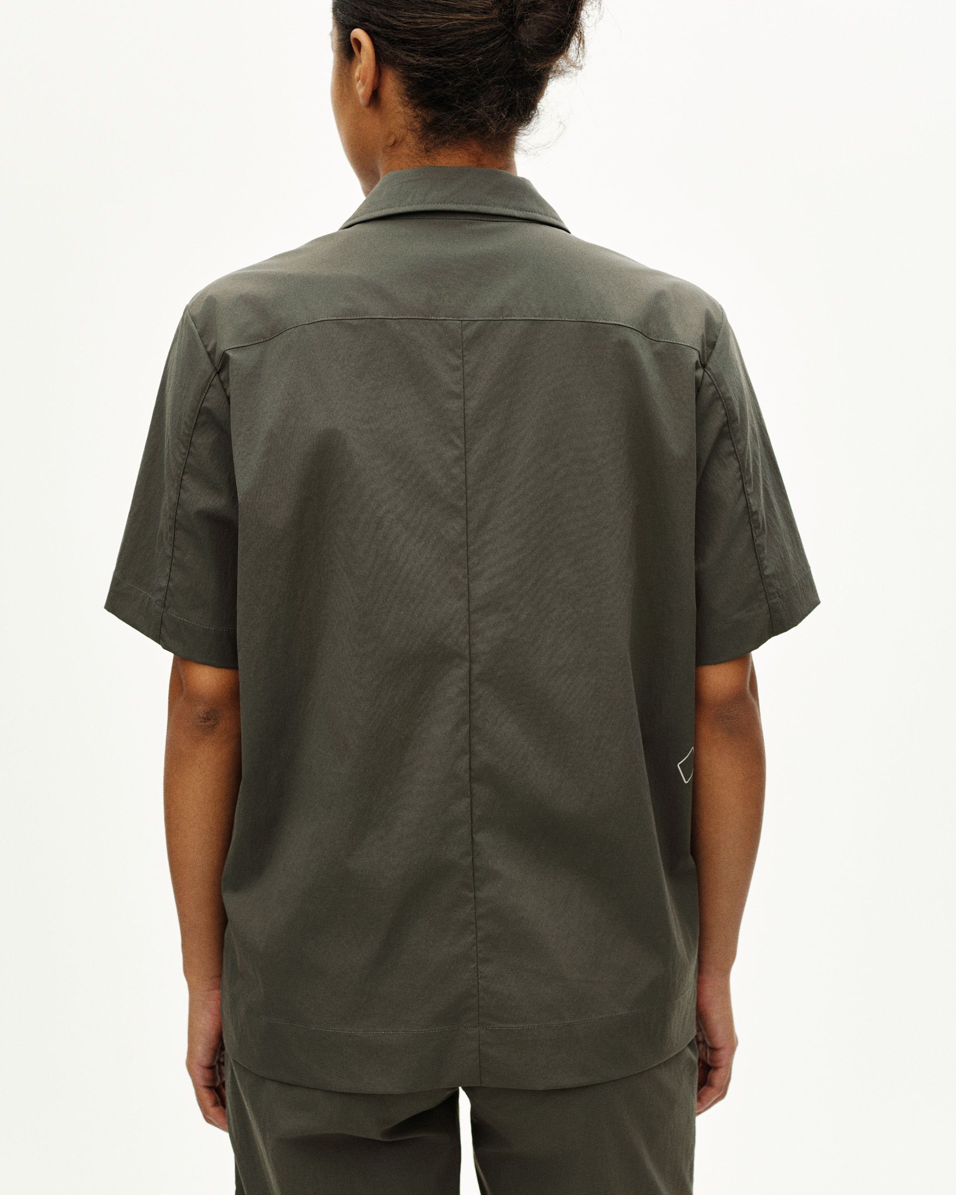 Dark Grey Off-Race Light Tech shirt, rear view on model with center back seam detail