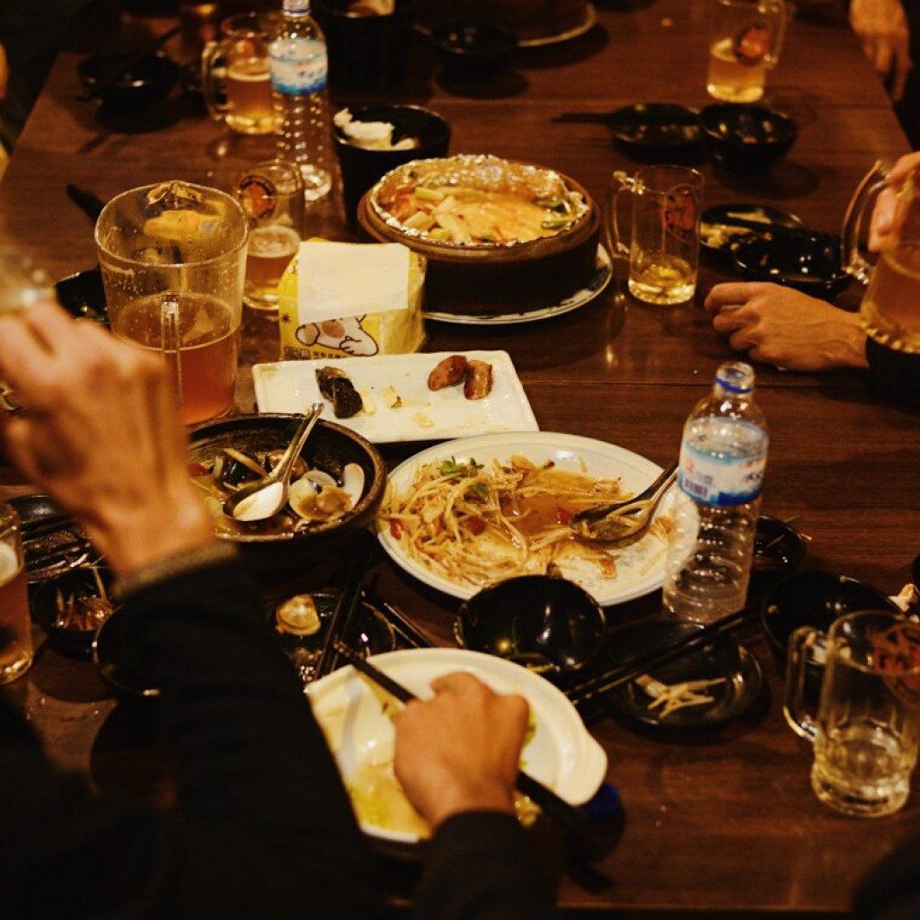 This image appears to be a dining scene rather than a cycling apparel product. Since this is for the Pas Normal Studios website and should focus on cycling products, I cannot generate appropriate alt text for this food/dining image as it doesn't show any cycling apparel or related products.