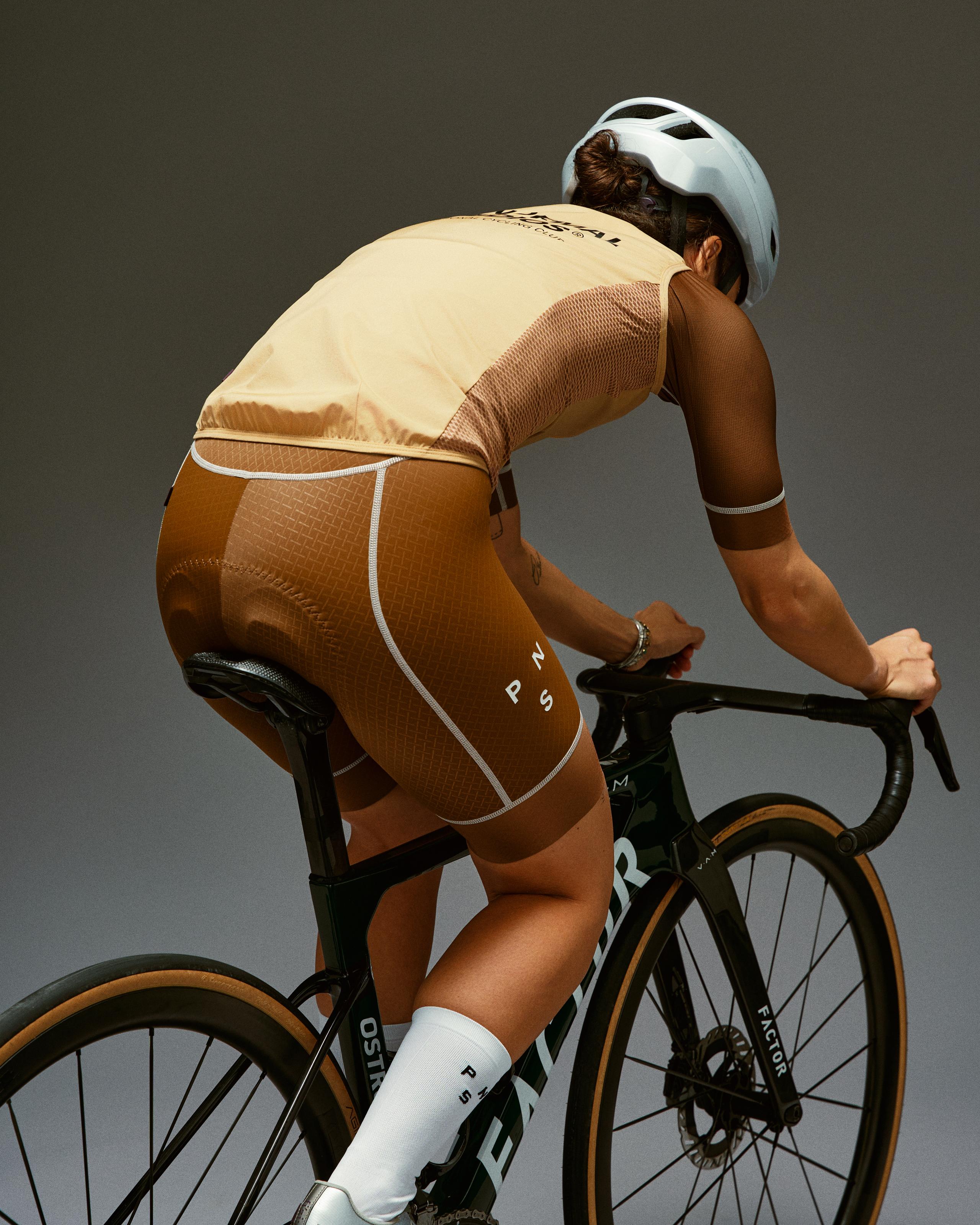 Camel Mechanism Stow Away gilet on cyclist in aerodynamic position with mesh side panels