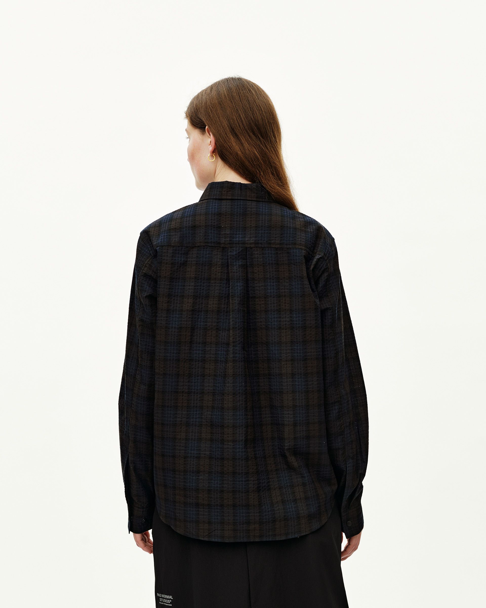 Dark Navy Off-Race Seersucker shirt on model, rear view with plaid pattern and curved hem