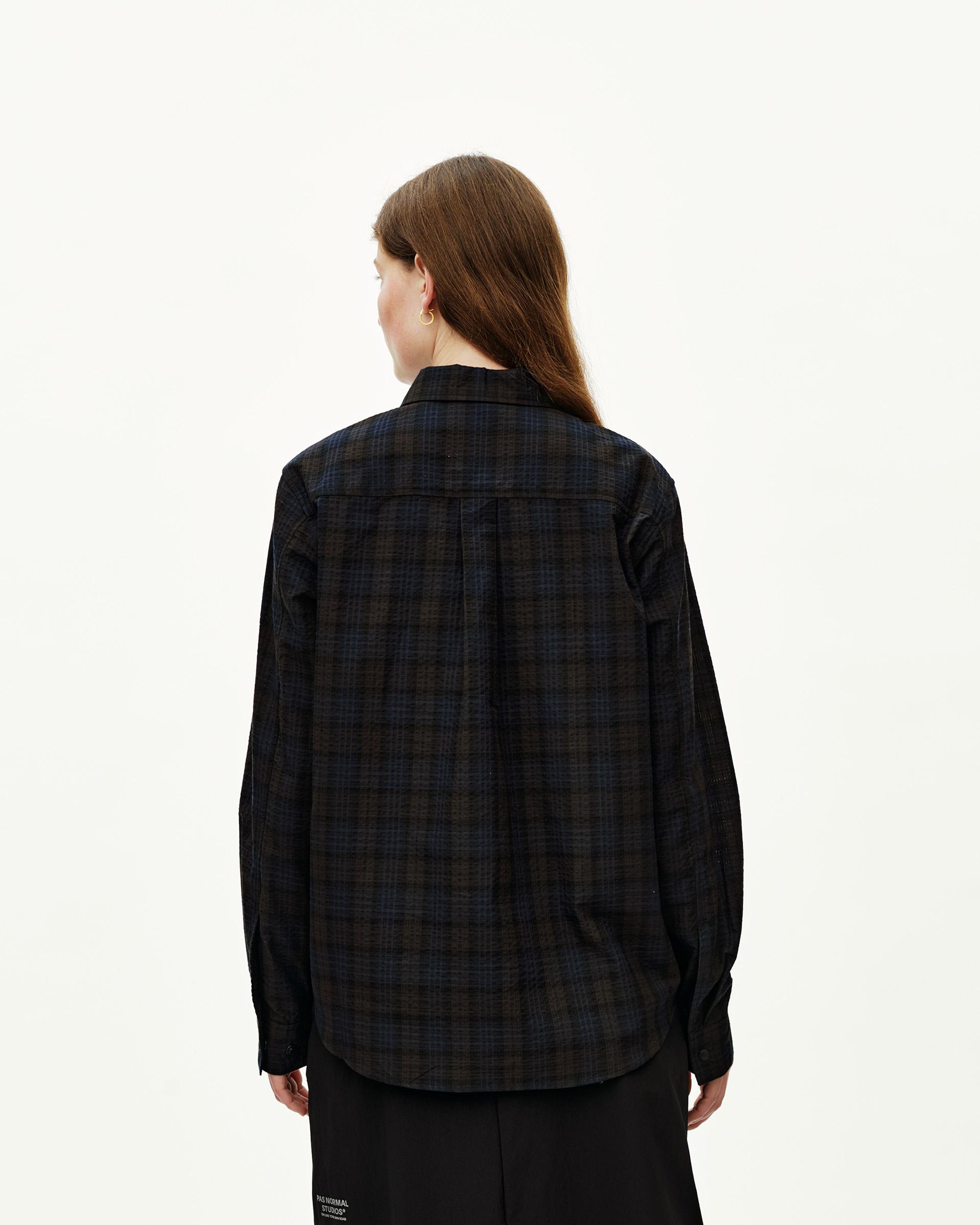 Dark Navy Off-Race Seersucker shirt on model, rear view with plaid pattern and curved hem
