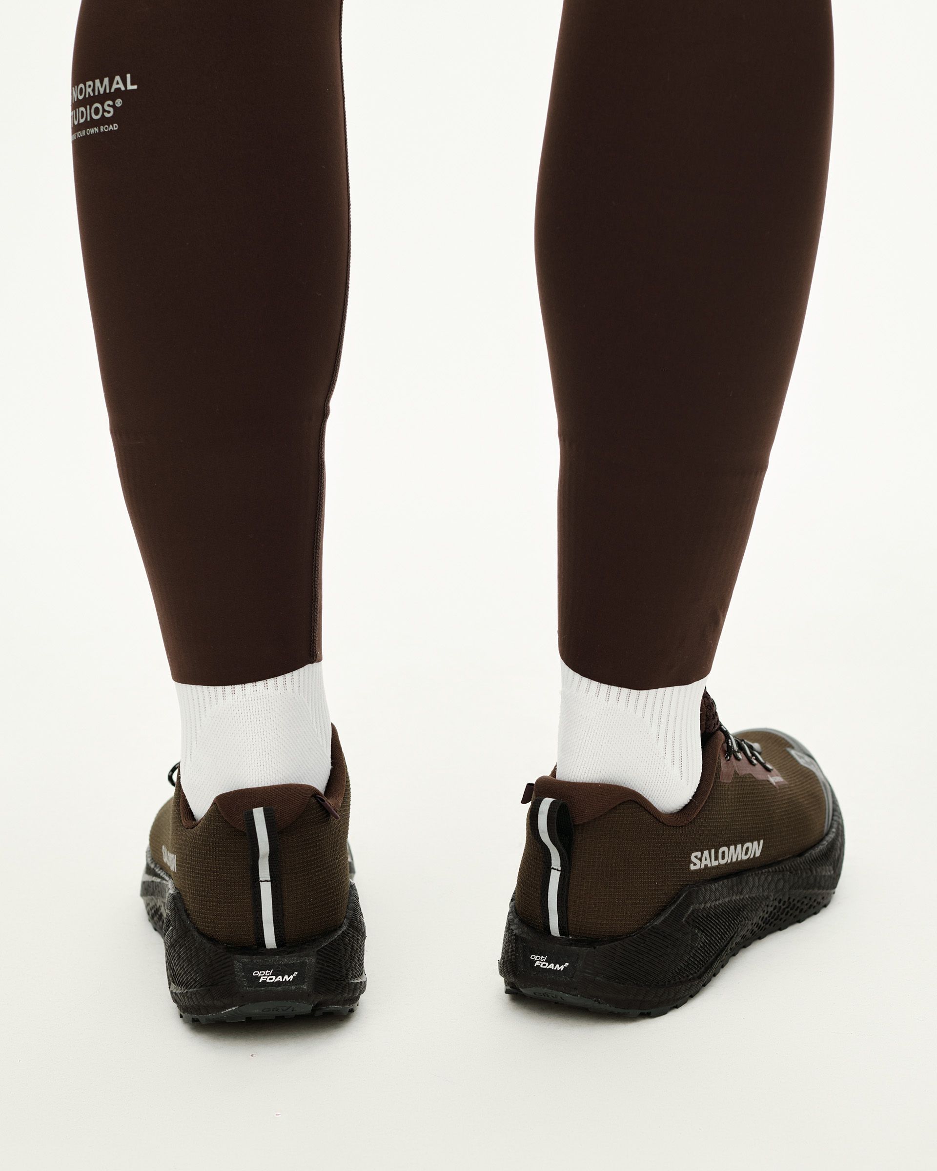 Light Brown Salomon AERO BLAZE 4 GRVL GTX trail shoe, rear view on model with black outsole