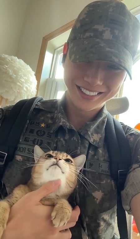 Kang Daniel shares leave update with his cat