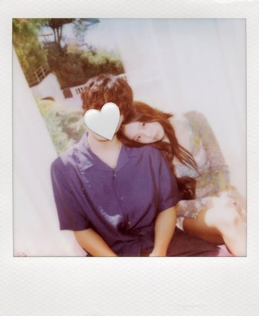 Jennie shares photo with unidentified man
