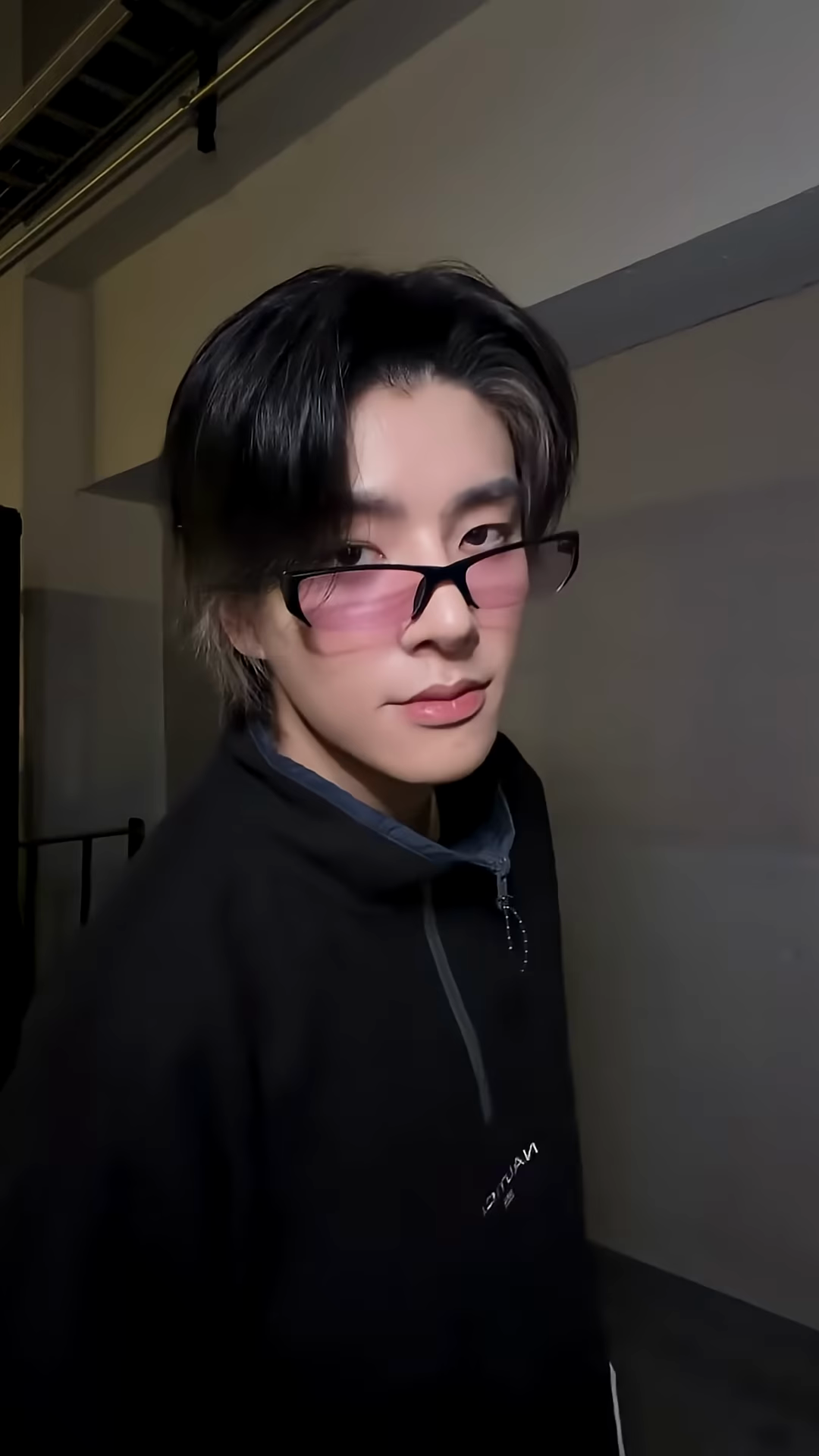 Jake's glasses and lip bite drive ENHYPEN Mexico City clip reactions 공식 클립의 방송 장면 캡쳐 후보