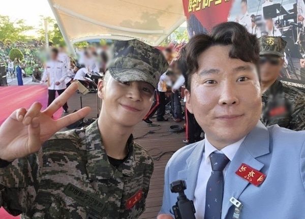 Fans travel by bus to see Jeong Dong-won at Marine Corps event