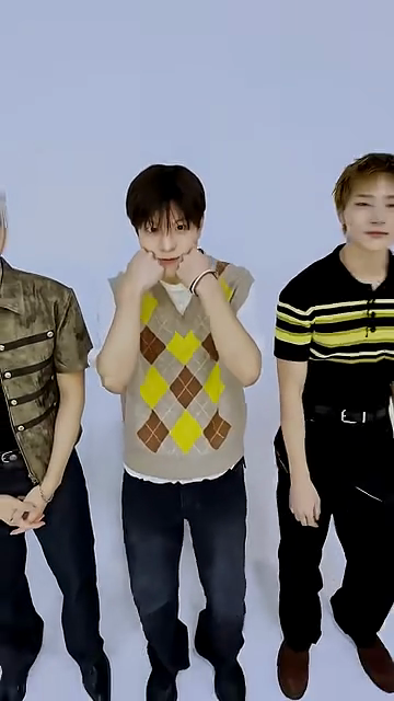 Stray Kids maknae line clip draws warm comments for Seungmin's smile 공식 클립의 방송 장면 캡쳐 후보
