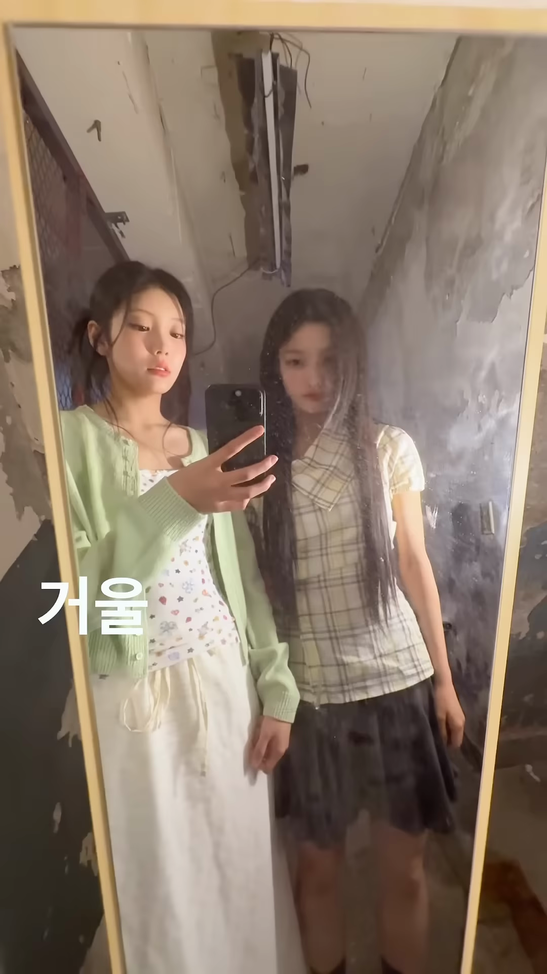 ILLIT's Wonhee and Iroha draw attention as the group's maknae duo 공식 클립의 방송 장면 캡쳐 후보