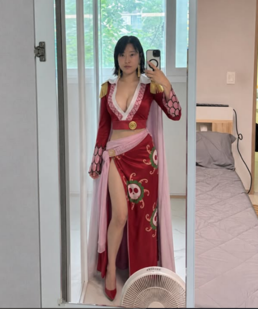 Lee Se-young posts cosplay photo after surgery