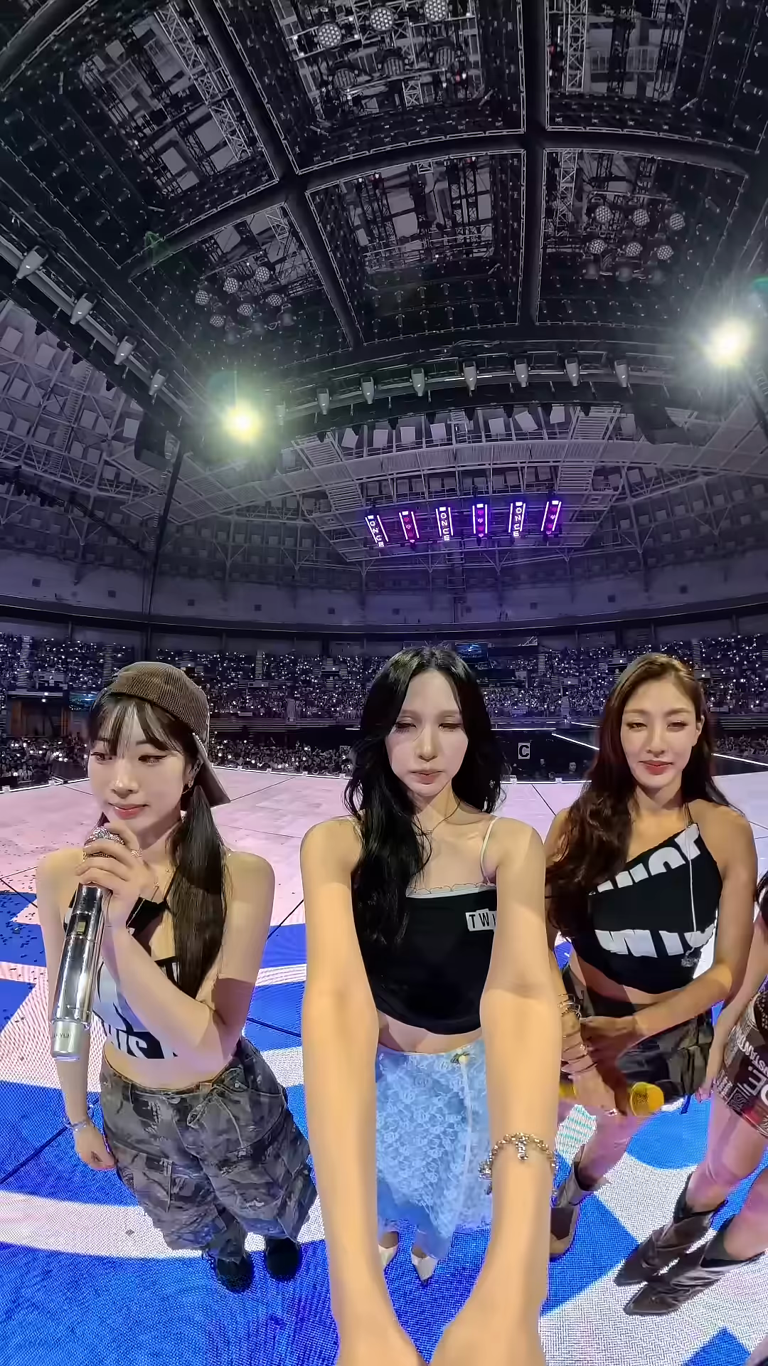 Viewers thank TWICE as world tour reaches its Seoul finale 공식 클립의 방송 장면 캡쳐 후보