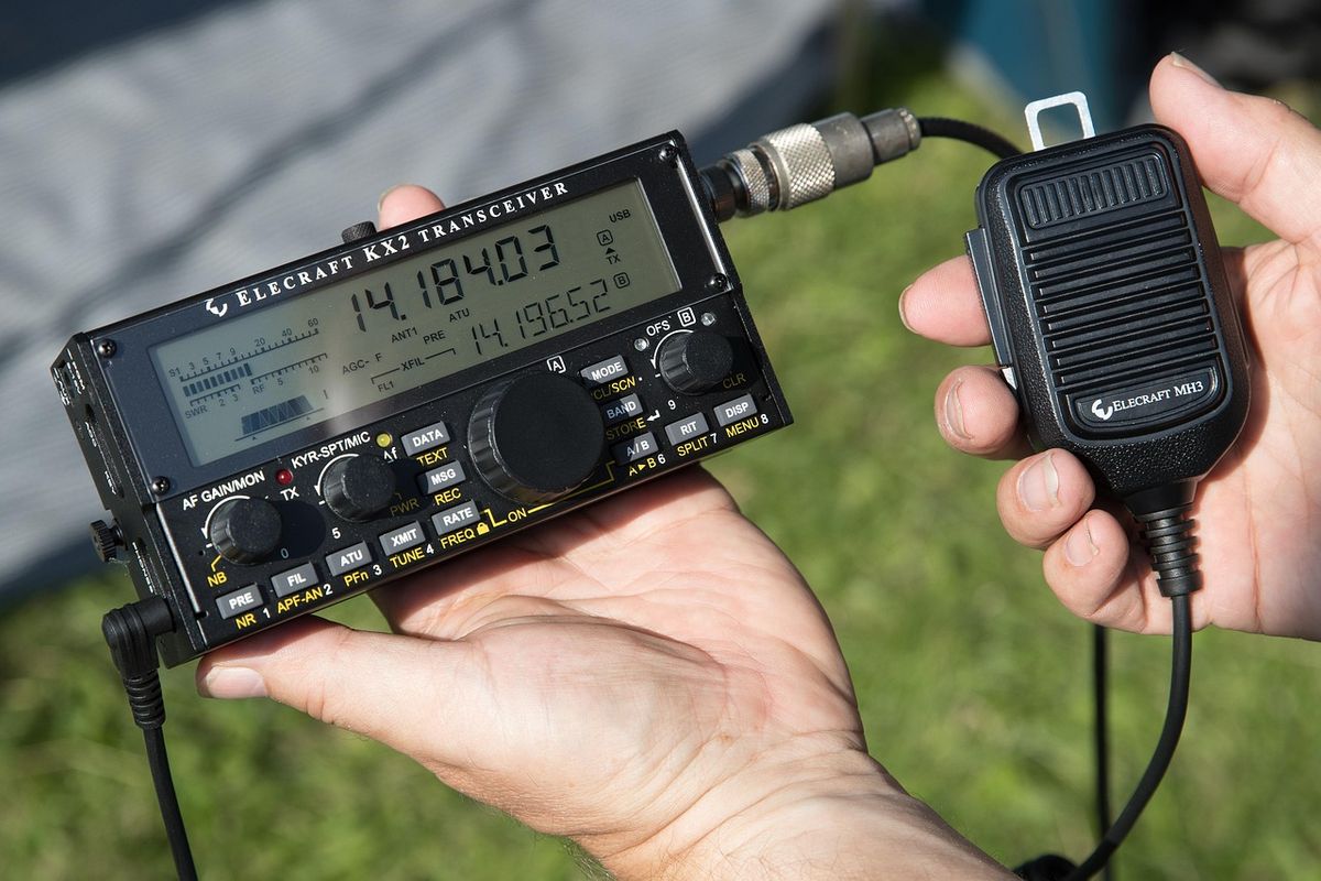 Dai segnali analogici ai modi digitali: l’evoluzione delle comunicazioni radio