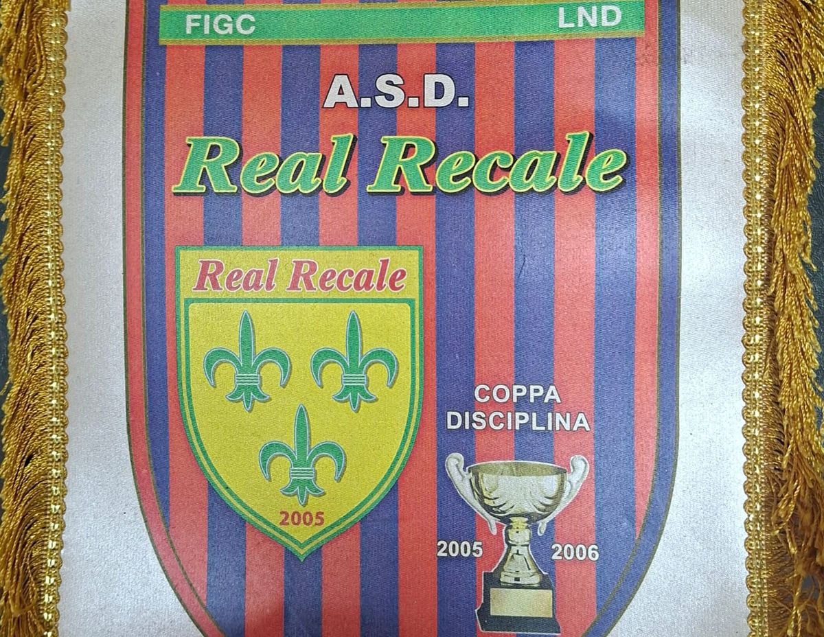 Arnaldo Gadola è stato l’uomo simbolo del Real Recale. La conquista della Coppa Disciplina porta la sua firma, segnando per la prima volta nella storia del calcio recalese un traguardo così significativo