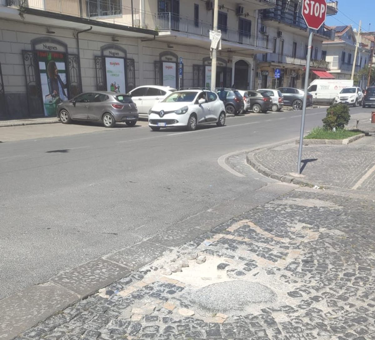 Teverola, buca “invisibile” a due passi dal Comune: la denuncia dei cittadini
