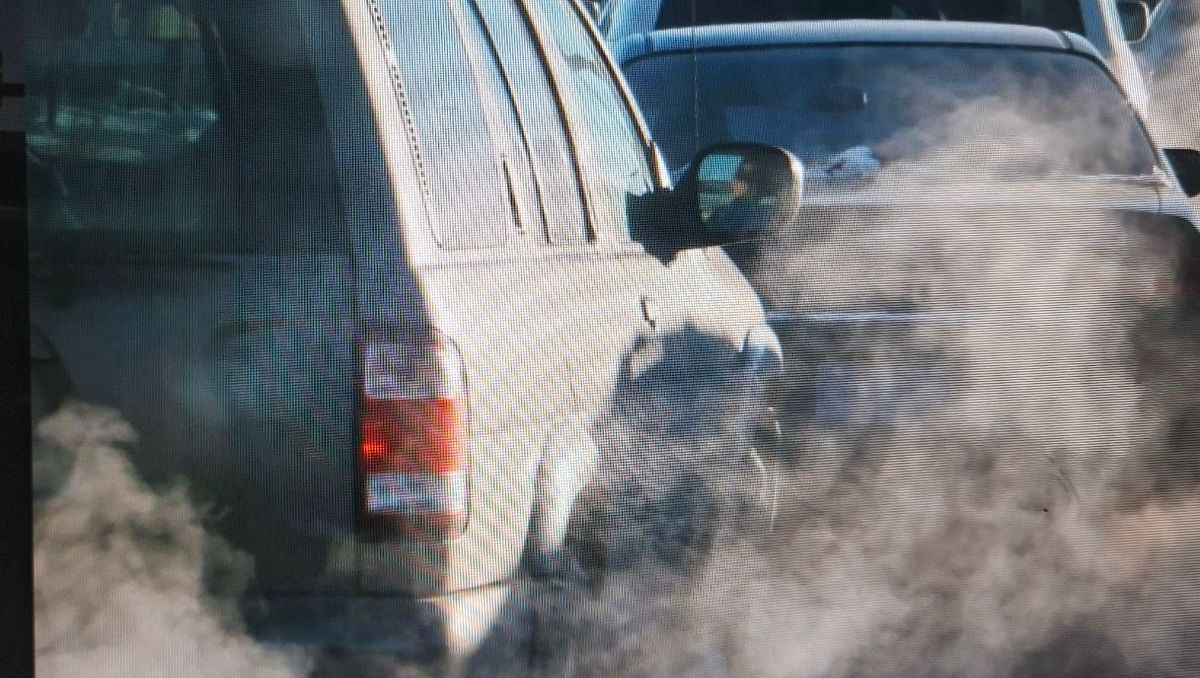RESPIRARE VELENO: TRAFFICO, SCARICHI TOSSICI E MEZZI FUORI CONTROLLO SOFFOCANO LE CITTÀ
