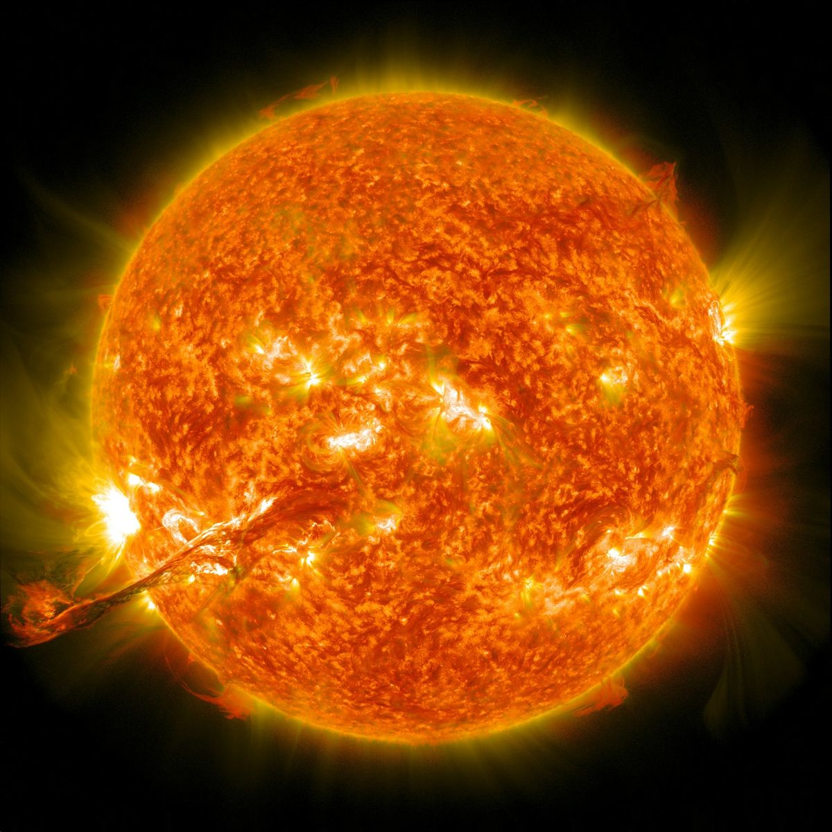 Macchia solare AR 4366: brillamenti di classe X e cosa indicano le osservazioni