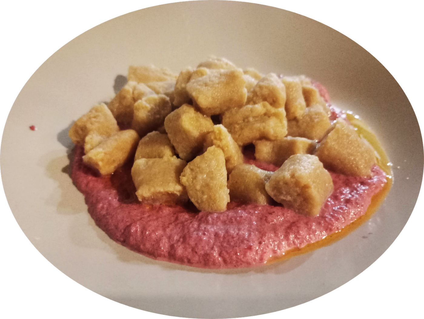 Gnocchi impiattati con salsa alle rape rosse