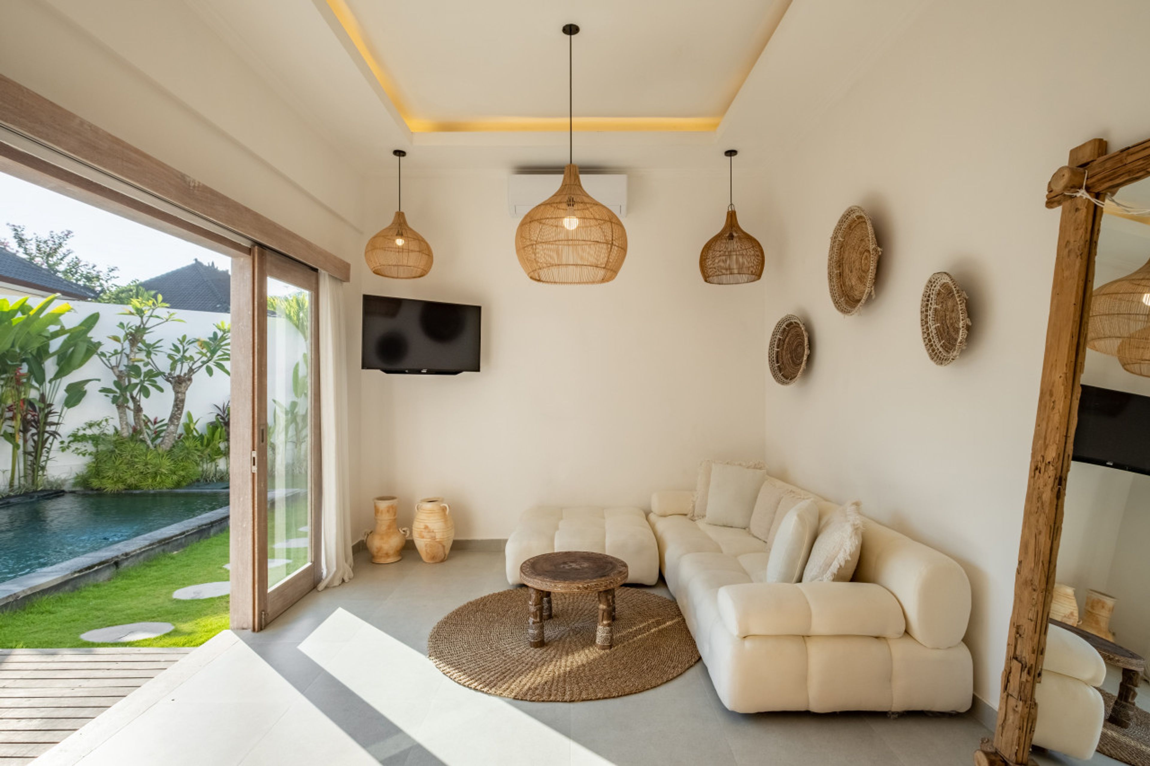 Villa Casa Cielo – Quiet Mediterranean Escape near Canggu, 2 BR private villa — private pool villa, Bali