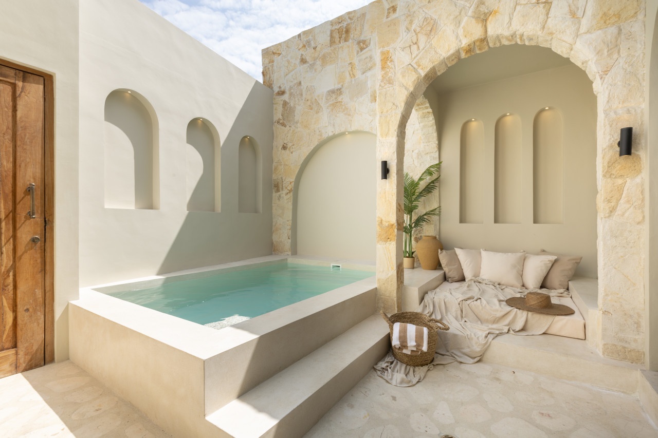 Intimate Poolside Villa Sawa 2 Perfect for Couple — private pool villa in Pererenan, Bali