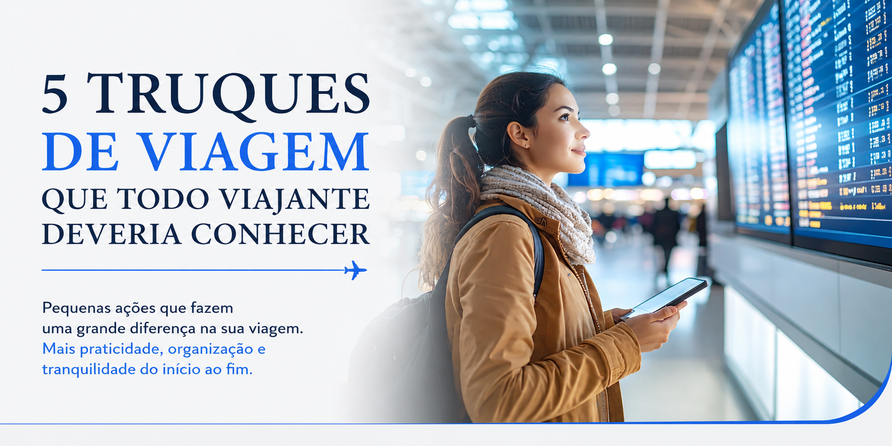 Viajante utilizando um smartphone em um aeroporto para acessar recursos que facilitam o planejamento e a organização da viagem.