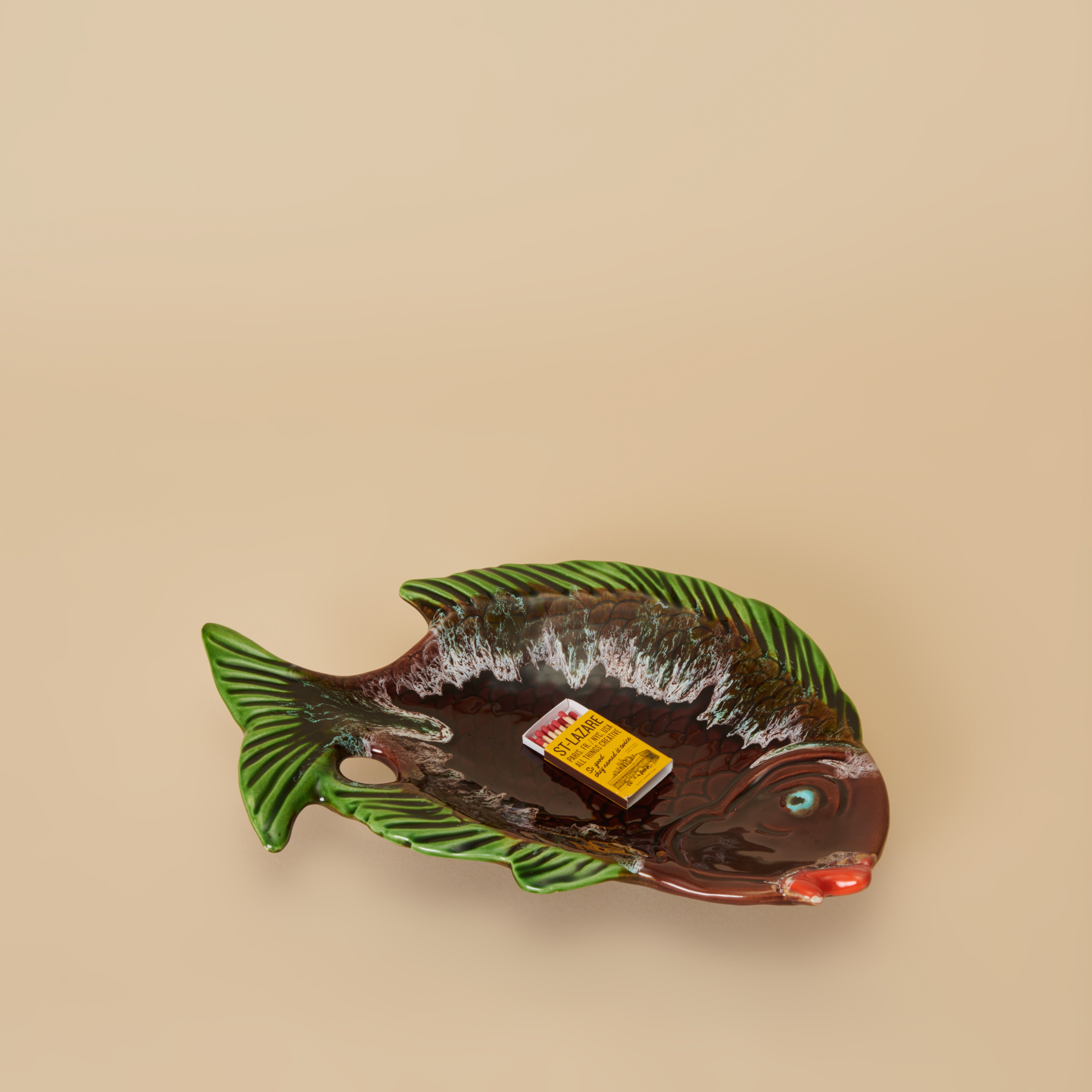 Ancien plat de service à poisson en porcelaine blanche