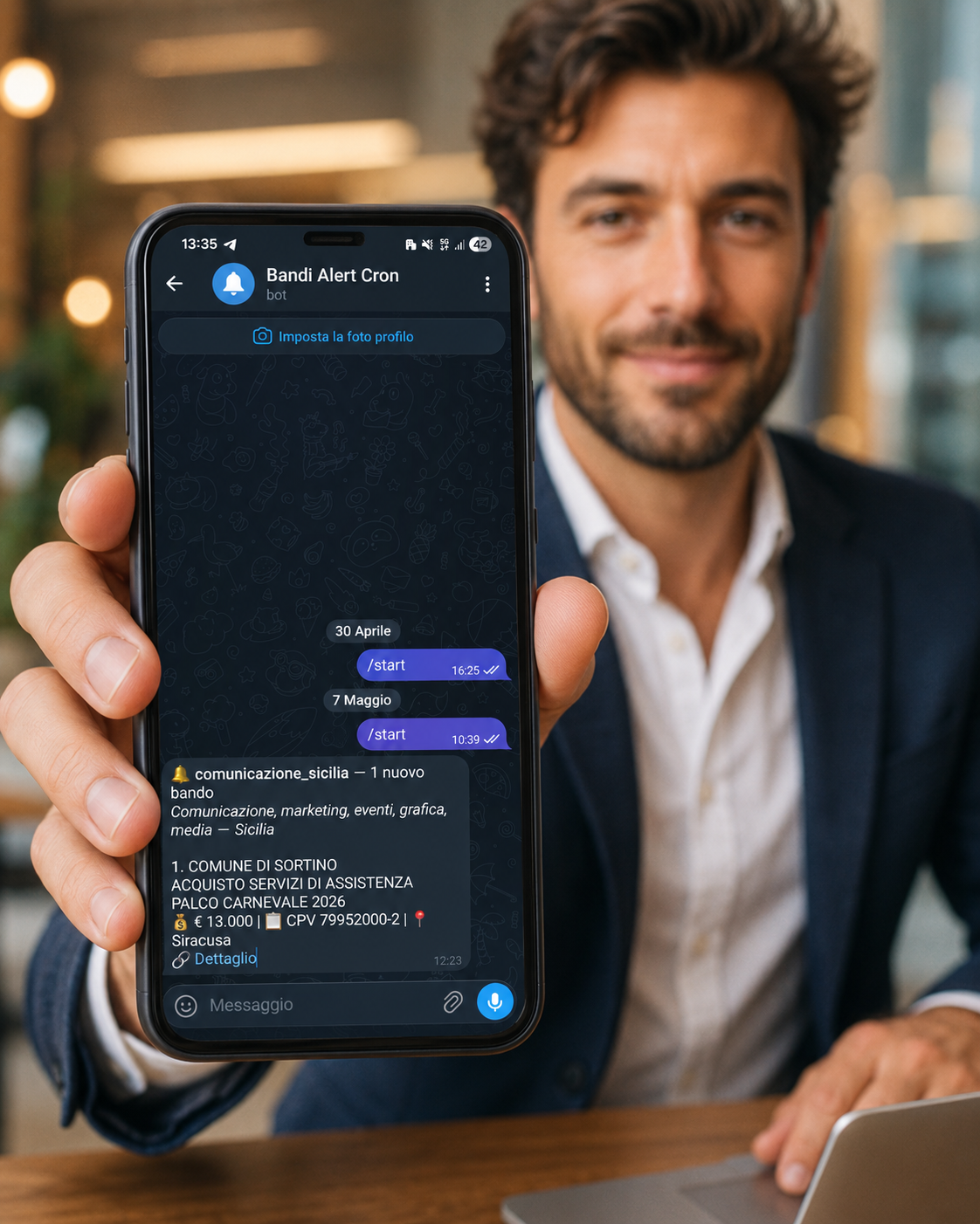 Ritrae un imprenditore che mostra il proprio telefono con la chat del bot aperta e una notifica di bando attivo