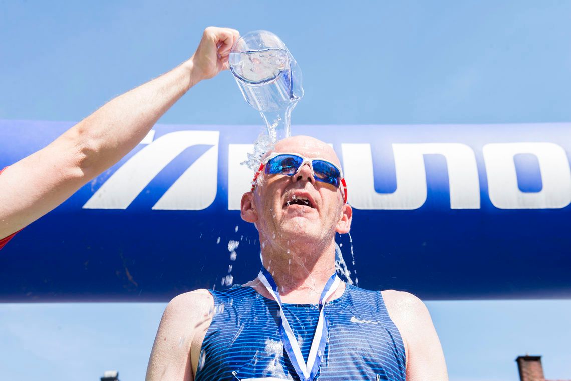 Person som får vann helt over hodet ved mållinjen.