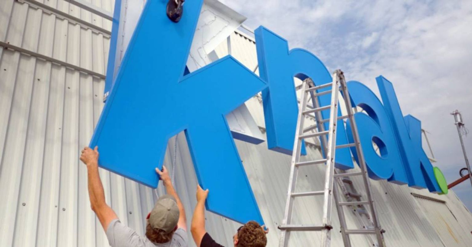 Knak HQ sign being installed