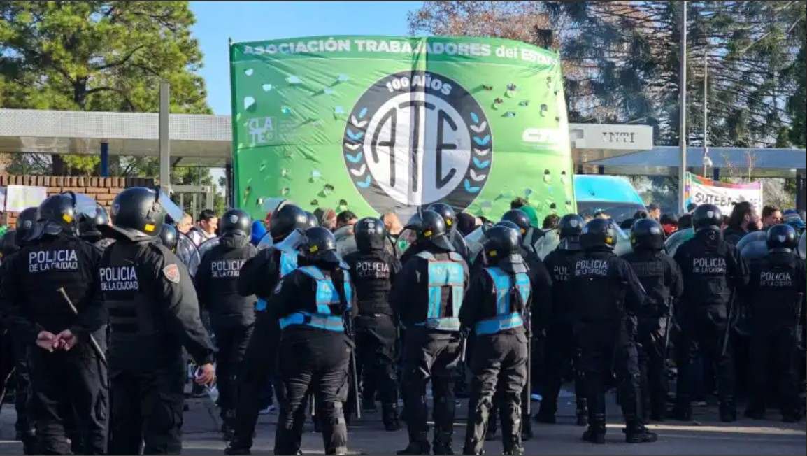 Detenciones y gases lacrimógenos por los despedidos en el INTI