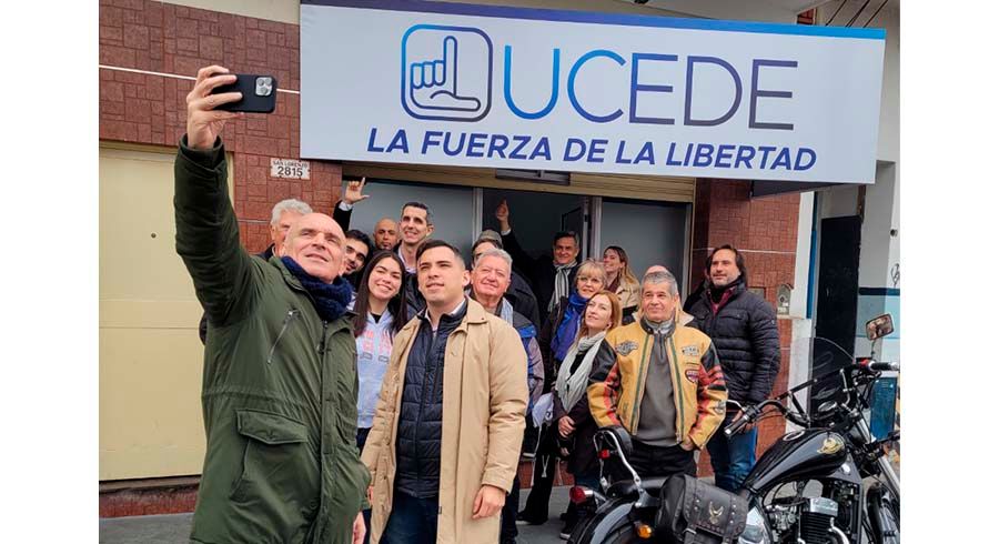 Espert habló con vecinos en una típica gira política por San Martín