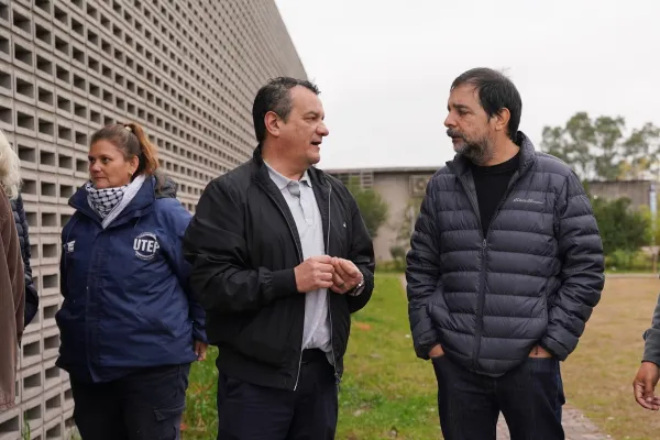 Moreira recorrió la obra del nuevo centro juvenil municipal de Barrio Independencia