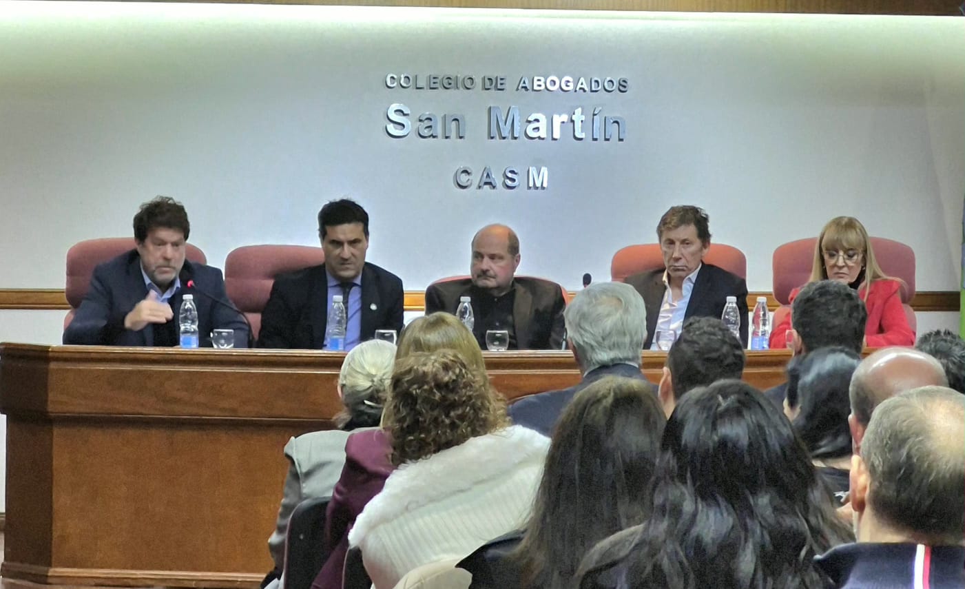 Abad, Garciarena y Posse opinaron sobre boleta única, PASO y autonomía municipal en el Colegio de Abogados de SM