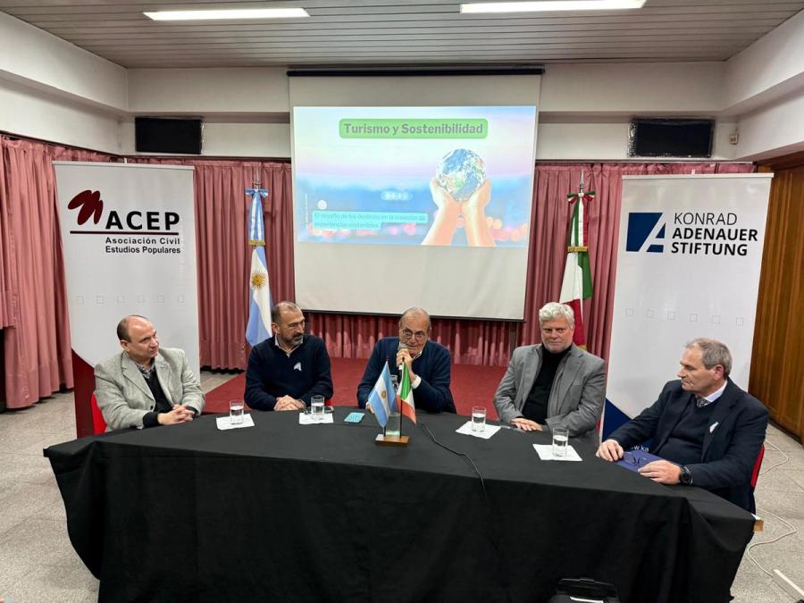 El concejal Hernán Giaccio, presidente de la Asociación Dante Alighieri, acompañó el encuentro