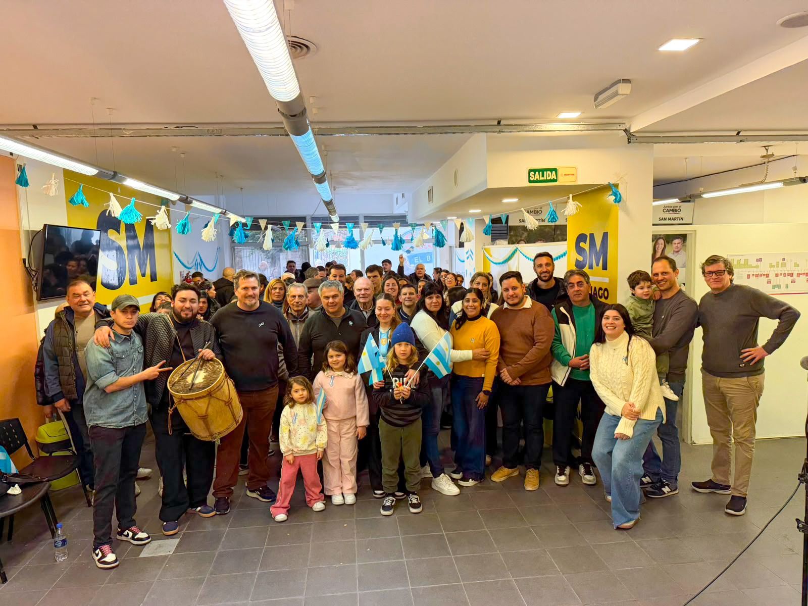 Santiago Medrano encabezó un acto patrio junto a vecinos y dirigentes de San Martín