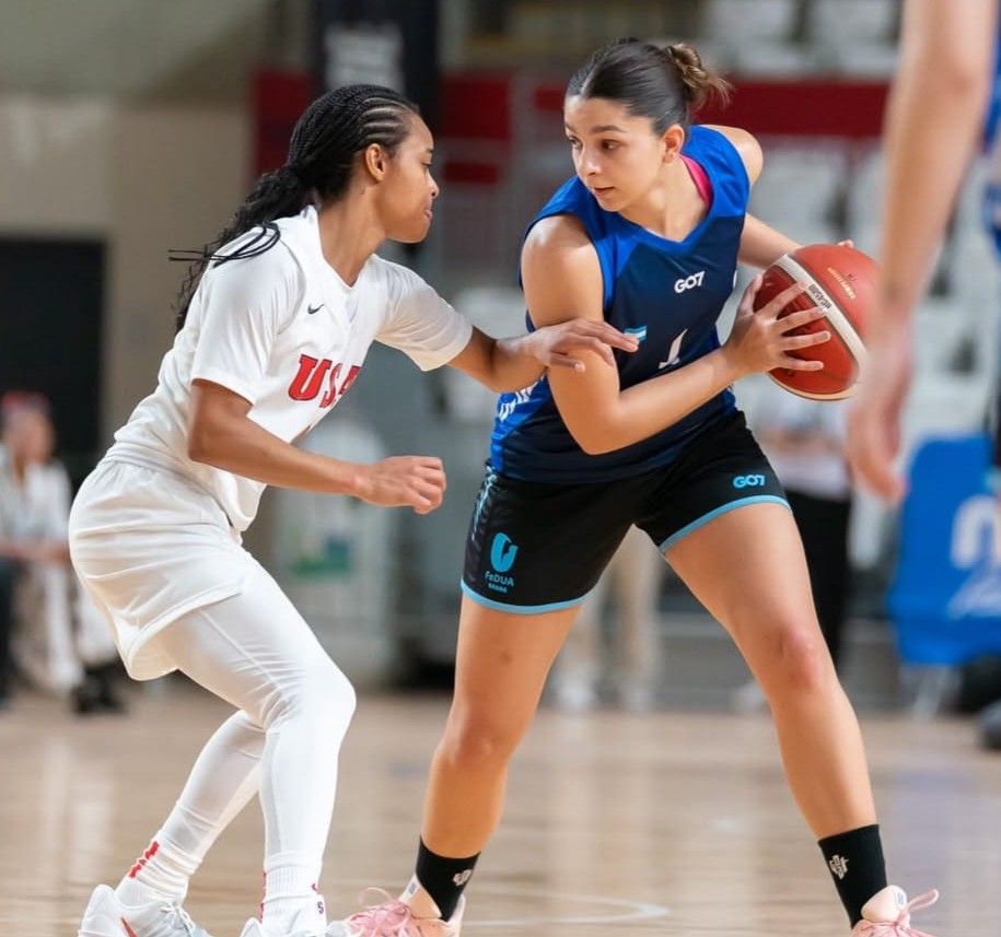 Daky Hentschel, de Villa Ballester al podio continental con la Selección Universitaria Argentina