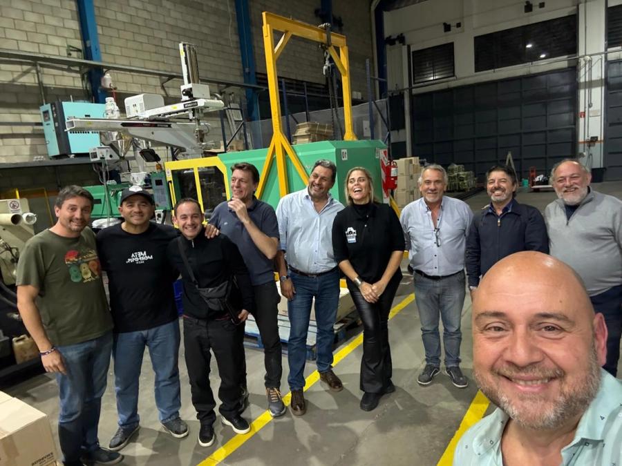 Norberto Fedele junto a parte de la CD en Portlander, la fábrica de cerveza local integrante de la UI 