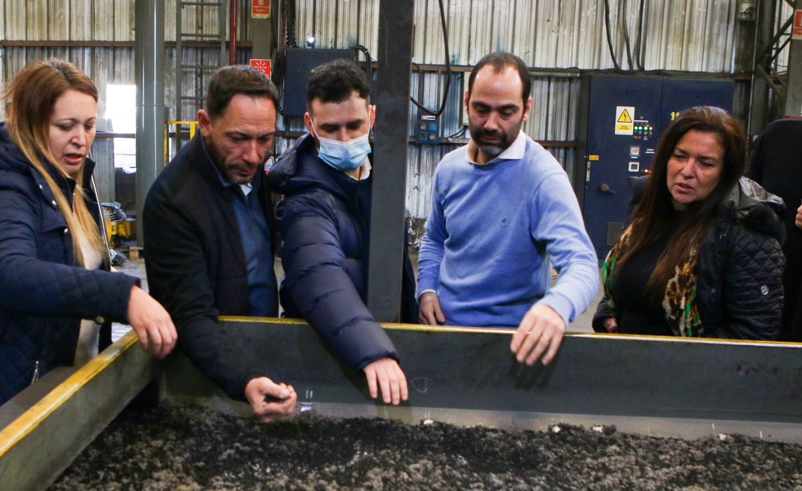 Ferraro y los representantes del CC-Ari San Martín, por reciclado de neumáticos