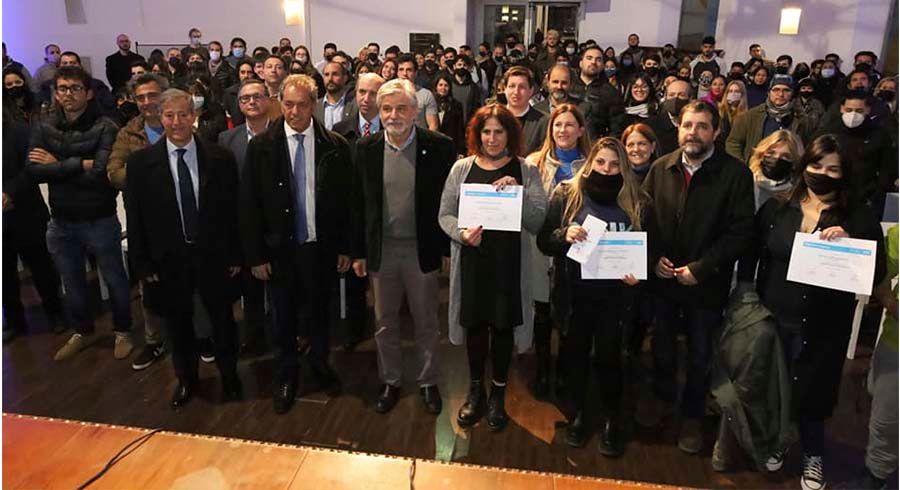 Scioli vino a SM a entregar tarjetas para la compra de computadoras a estudiantes