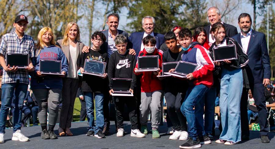 Alberto Fernández entregó en Ballester computadoras para estudiar, informarse, capacitarse y divertirse