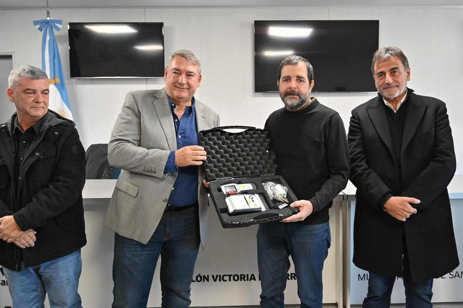Moreira y D’Onofrio entregaron cascos y pases libres