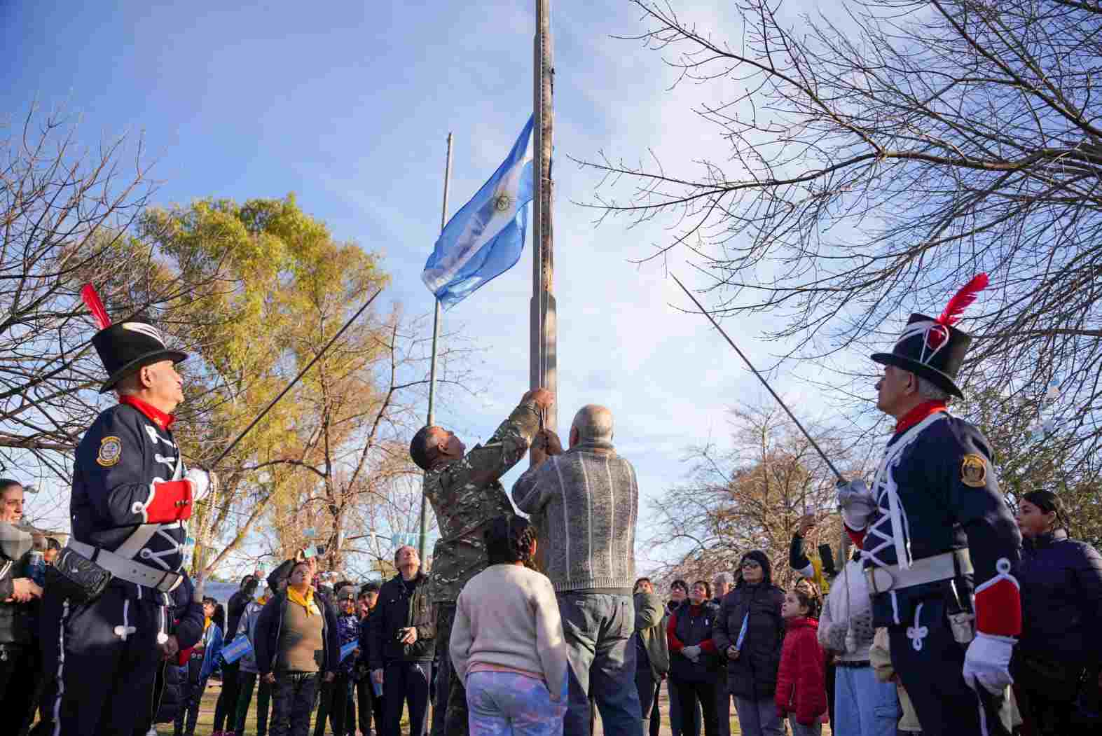 El Día de la Bandera se celebró en las plazas de San Martín