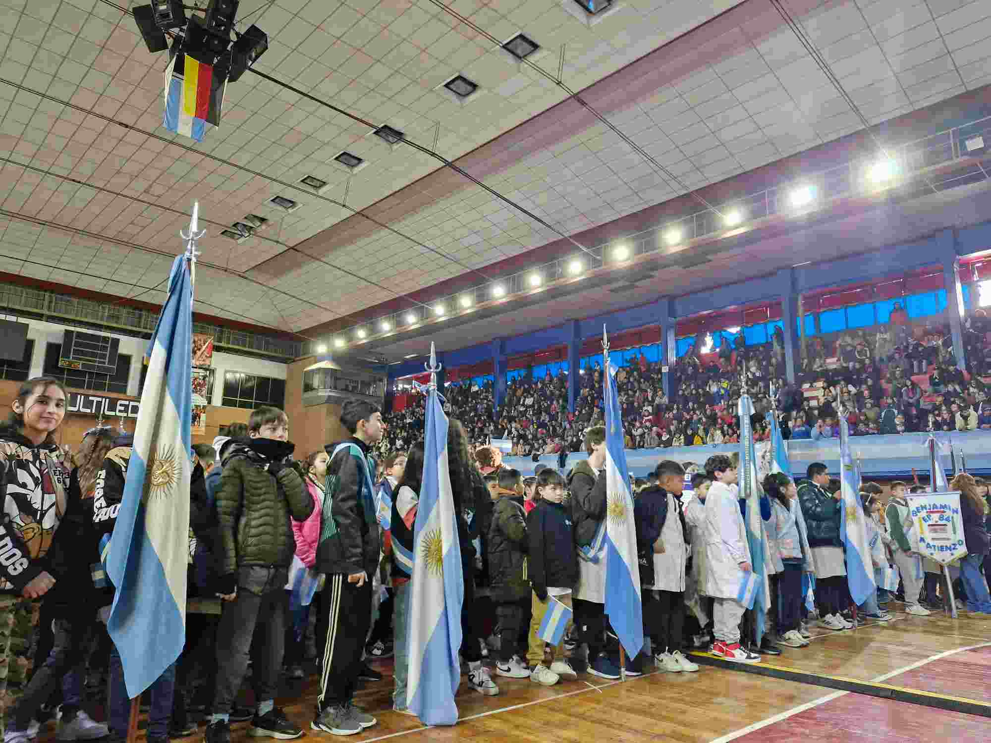 Más de 4600 chicos de 70 escuelas sanmartinenses prometieron lealtad a la Bandera