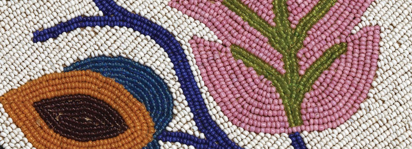 Sac à bandoulière (détail), Anishinaabe ou T’suu T’ina, 1900-1919. Don de Charles Sidney Rackstraw, ME954.1.24 © Musée McCord